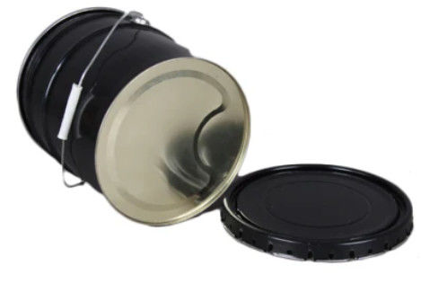 Balde de metal preto de 10 litros com tampa aberta