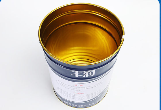 Um balde de tinta de 5 galões com revestimento de metal de ouro com aprovação da ONU